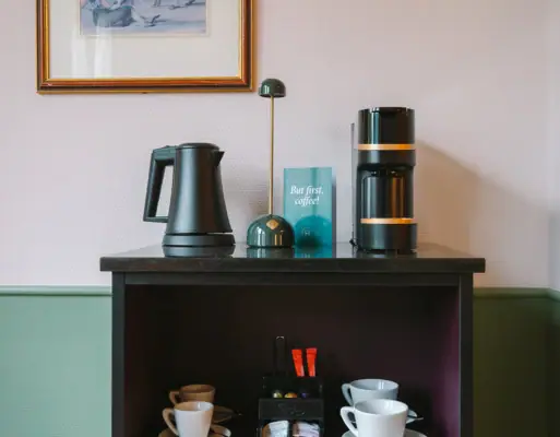 Room bar HENRI Hotel Garmisch-Partenkirchen A room bar in a hotel room at the HENRI Hotel in Garmisch-Partenkirchen with a coffee and tea station.