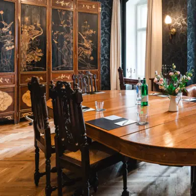 HENRI Berlin conference room Meeting room with wooden table and rustic furniture