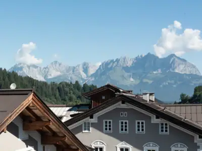 From €84 p.p. in double room with breakfast and afternoon snack ("Jause") Fluss mit Booten und Gebäuden, umgeben von Wolken und Himmel.