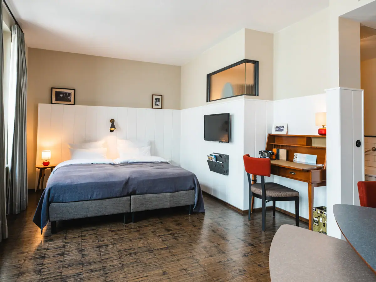 HENRI Hamburg A room with a bed and a desk.