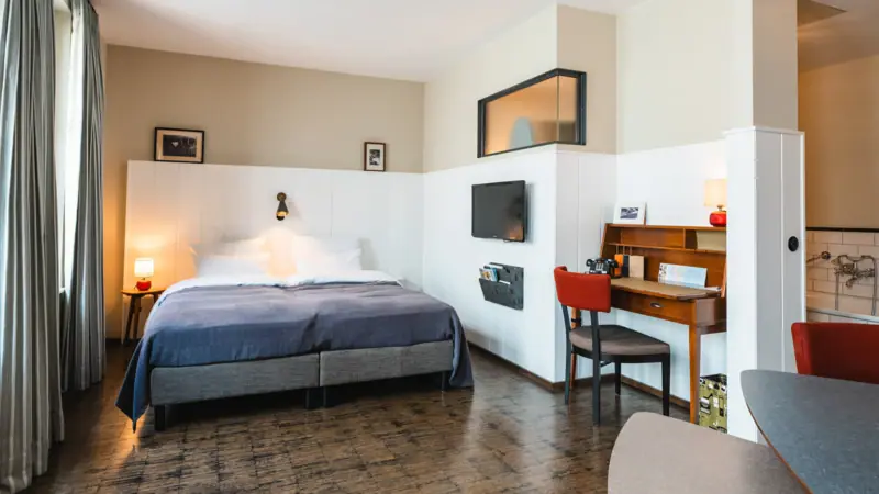 Rooms at the HENRI Hotel Hamburg Room with bed and desk at the HENRI Hotel Hamburg.
