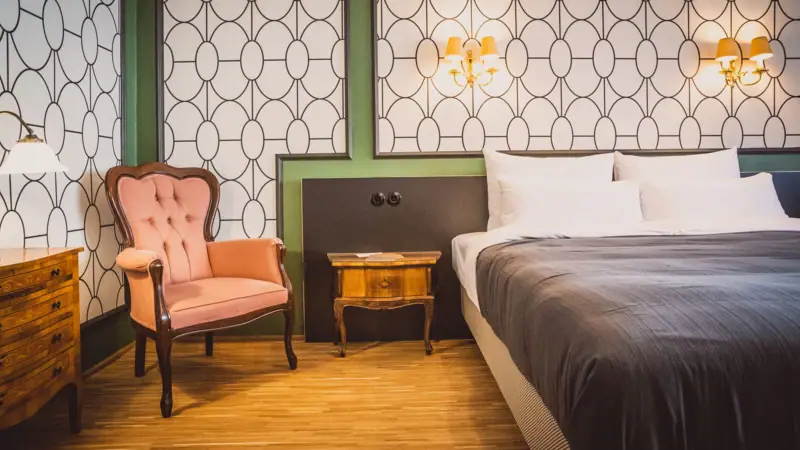 Room HENRI Vienna Bedroom with bed and chair